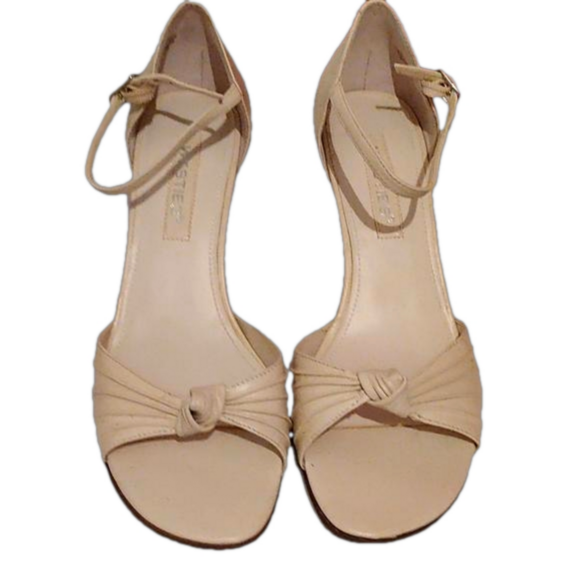 EUC Vintage Women's soft petal ivory leather heels Vintage - Picture 8 of 11